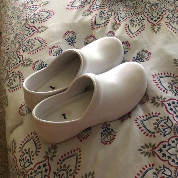 Nursing shoes - Picture 2 of 3